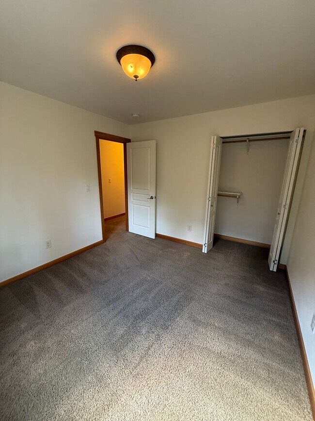 Building Photo - 4 bdrm/2.5 bath Custom Home on the Southside