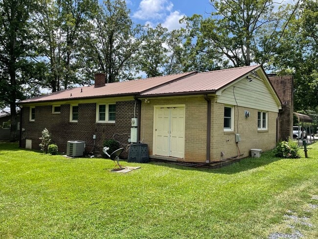 Building Photo - 3 BED, 1 BATH BRICK HOME IN RANDLEMAN!
