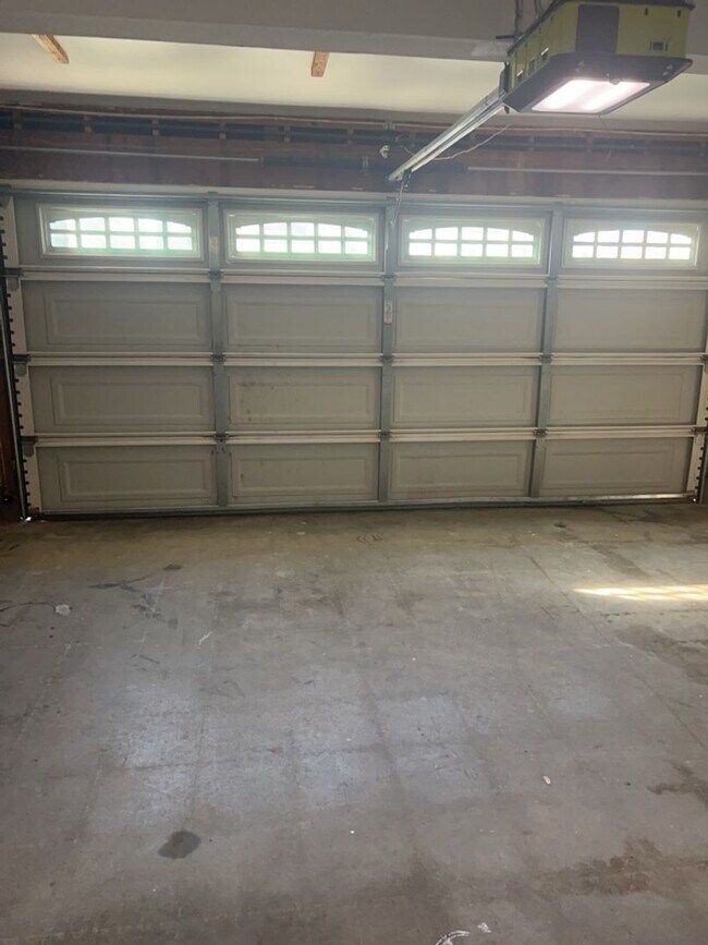 Building Photo - 829 Southshore Dr