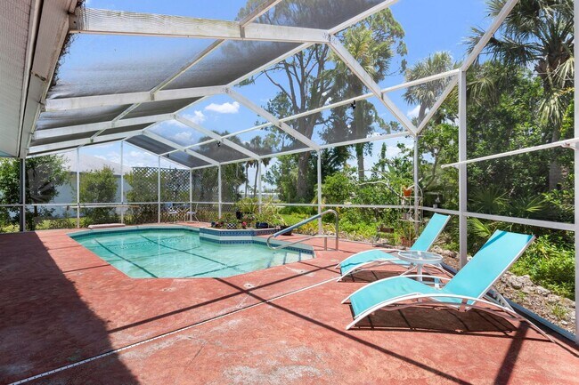 Building Photo - ** STUNNING 4 BEDROOM 2 FULL BATH/ 2 HALF BATH HOME WITH A PRIVATE POOL LOCATED JUST MINUTES FROM...