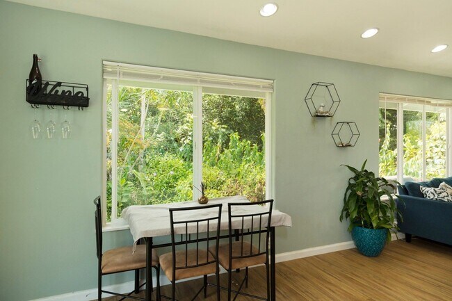 Dining area (Furniture not available) - 15-2031 32nd Ave