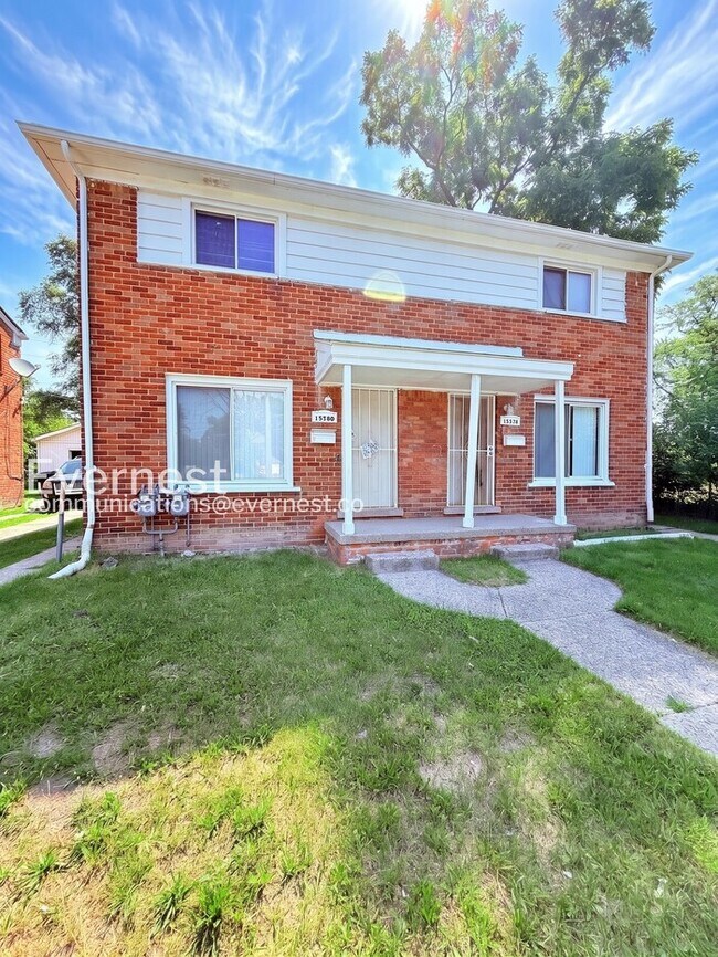 Building Photo - Charming Townhome with Driveway and Street Parking | Pet friendly | Available Now!