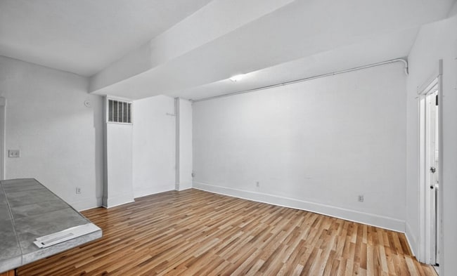 Building Photo - Charming half duplex in Sloane's Lake