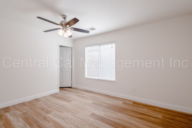 Building Photo - 4 Bedroom/2 Bath Home with an office and S...