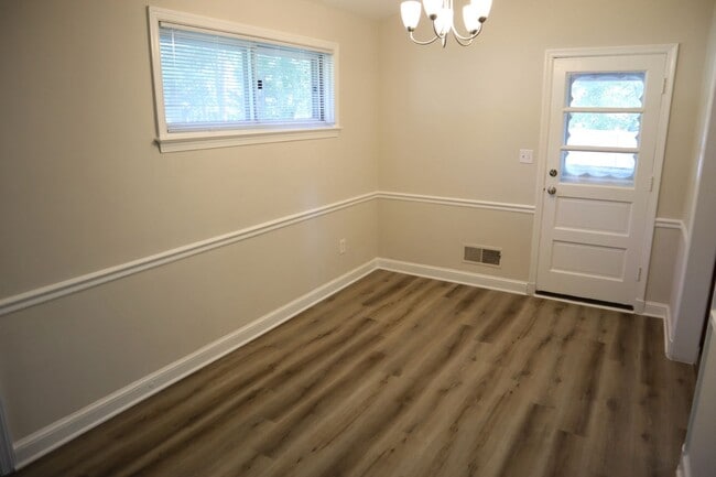 Building Photo - Charming 3-Bedroom, 2-Bath Split-Level Sin...