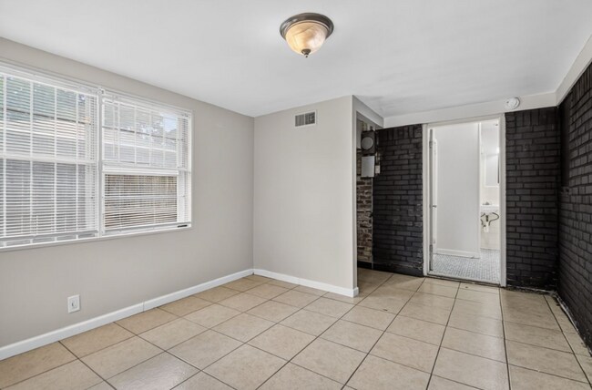 Building Photo - Midtown Living with Modern Conveniences – Prime Little Rock Location!