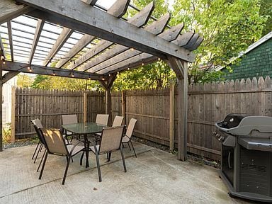Building Photo - Charming 3-Bedroom Historic Home in Downto...