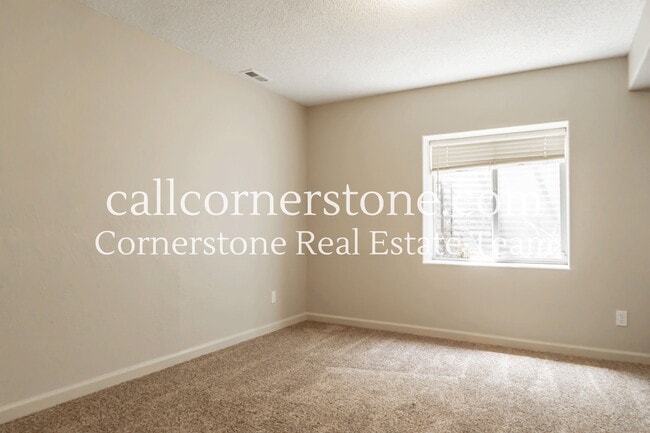 Building Photo - 4640 Kashmire Dr