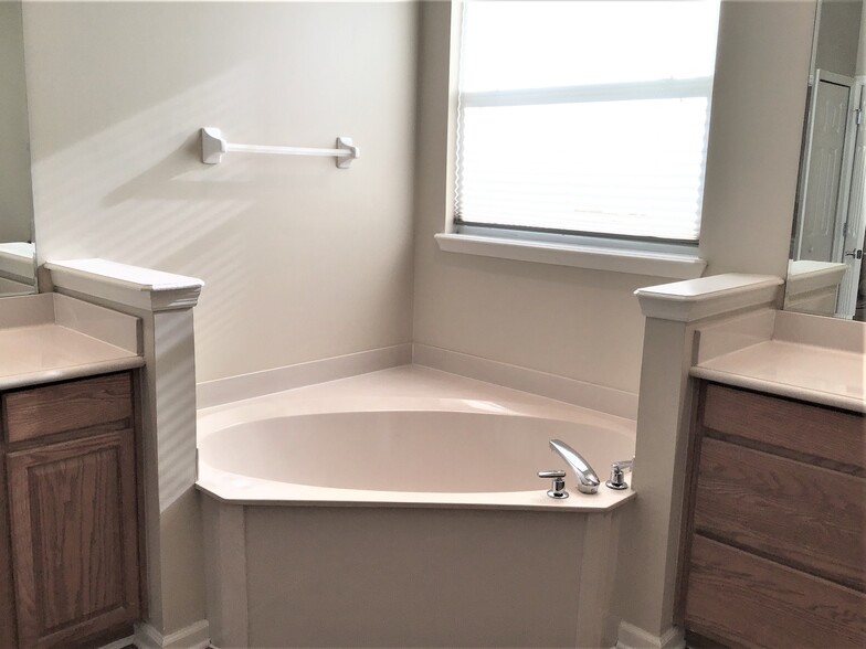 Building Photo - 404 Bayridge Ct