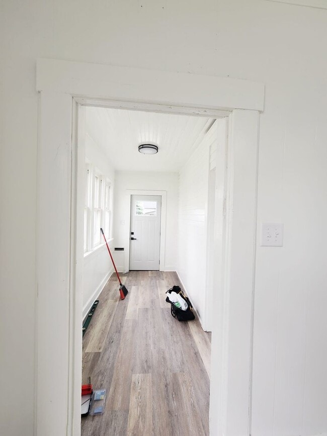 Building Photo - Fully Remodeled 5BR Home with 3-Car Garage...