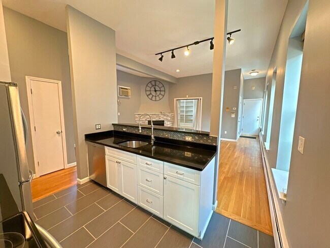 Building Photo - 11 Appleton St