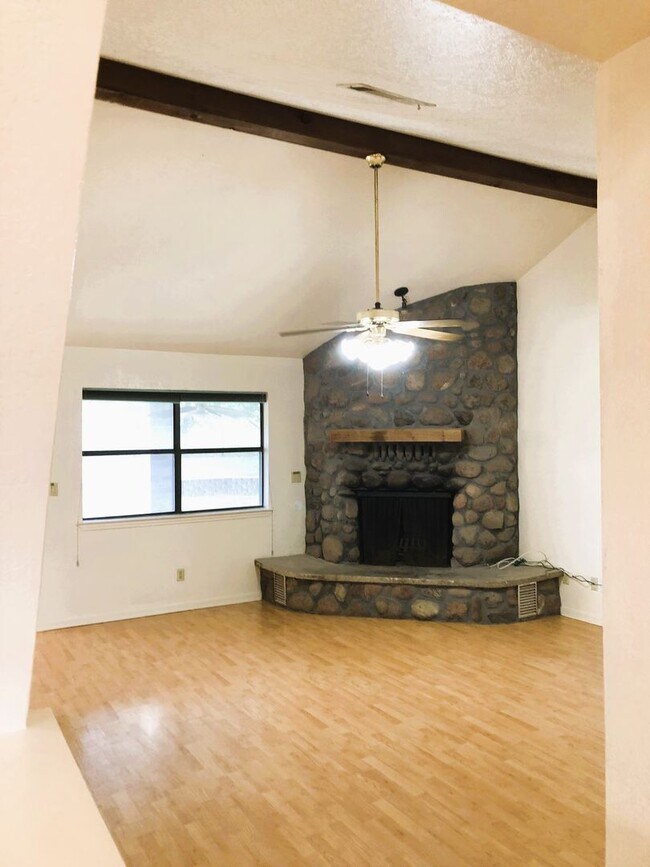 Building Photo - Country setting... on 2.69 acres!