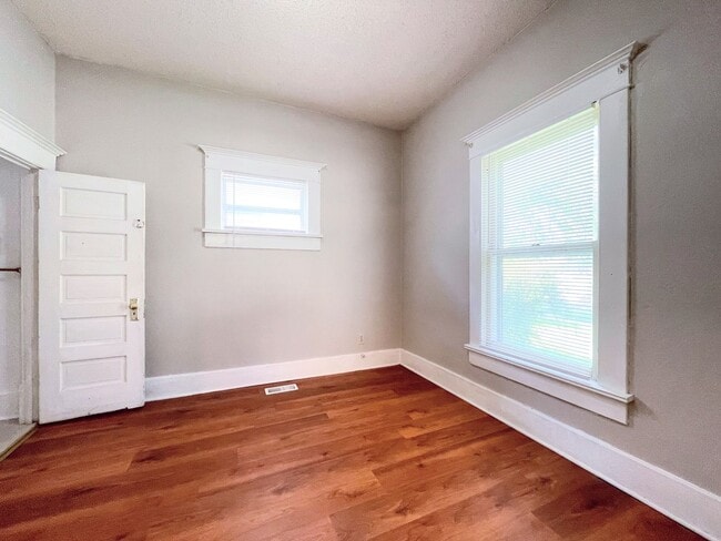Building Photo - Two Bedroom Home in Quiet Neighborhood