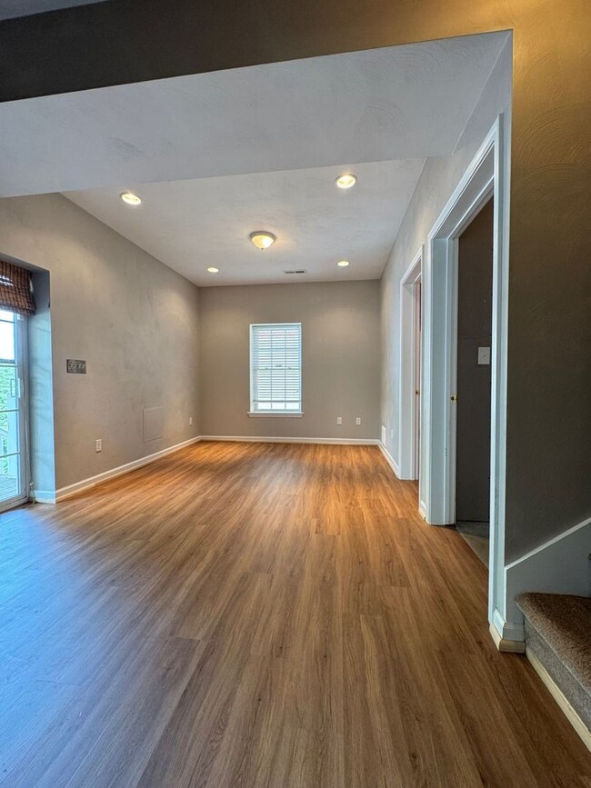 Building Photo - Updated and Spacious 3BR 2Bath House for rent