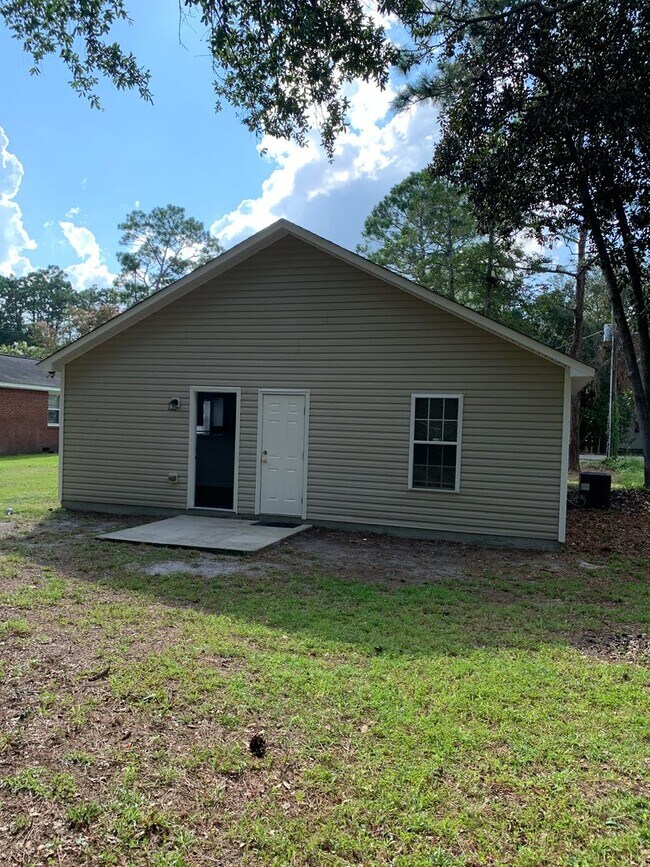 Building Photo - 3 Bedroom 2 Bath House on Hillsdale Drive