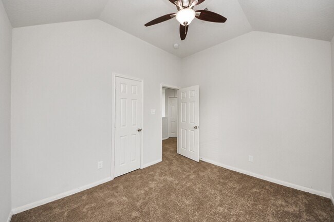 Building Photo - 6702 Albion Cresent Dr