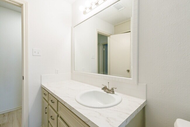 Building Photo - Beautifully Updated Duplex in South Lubbock!