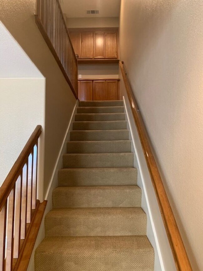 Building Photo - GORGEOUS MODERN 3BR 3BA TOWNHOUSE IN BEAUT...