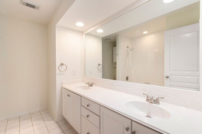 Building Photo - Spacious 2-Story, 5-Bedroom Home with a Pool in The Woodlands