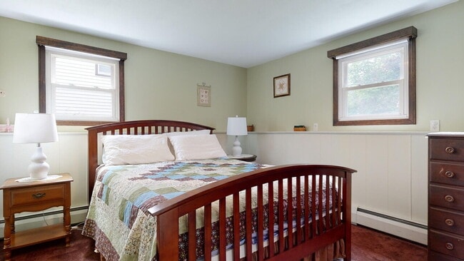 Building Photo - 3 bed, 2 bath house with solar panels! No ...