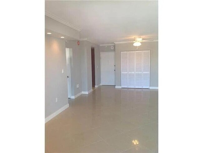 Building Photo - 400 Kings Point Dr