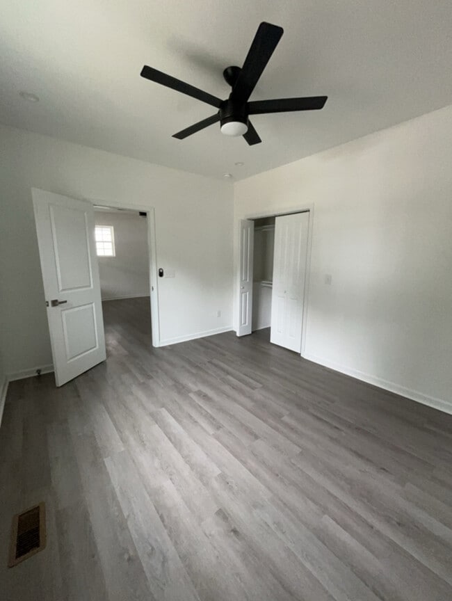 Building Photo - !! SPECIAL HALF OFF SECOND MONTHS RENT!!! Modern Charm Meets Classic Comfort in This Renovated 3-...