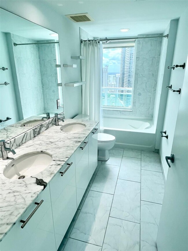 Building Photo - 950 Brickell Bay Dr