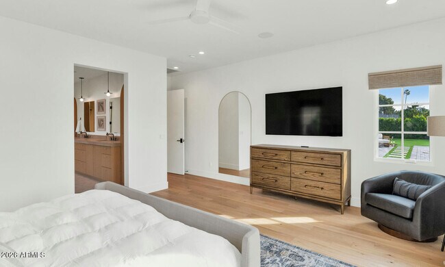 Building Photo - 6039 E Calle Camelia