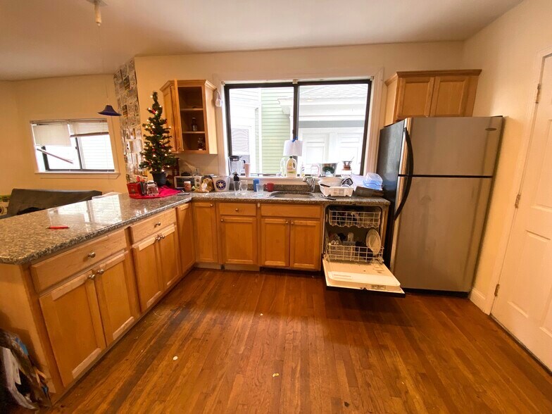 Building Photo - 72 Ashford St