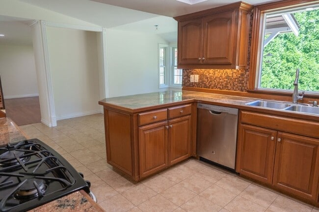 Building Photo - 3bd/1.75ba Sammamish House
