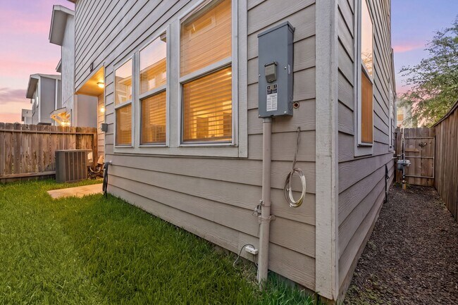 Building Photo - 9914 Brickhouse Dr