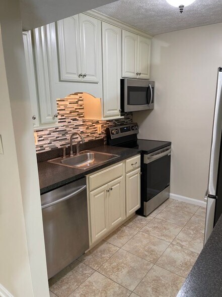 Building Photo - 44755 Woodlake Ct