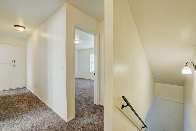 Building Photo - 3 bedroom 2.5 bath - NW Highway and Rockwell
