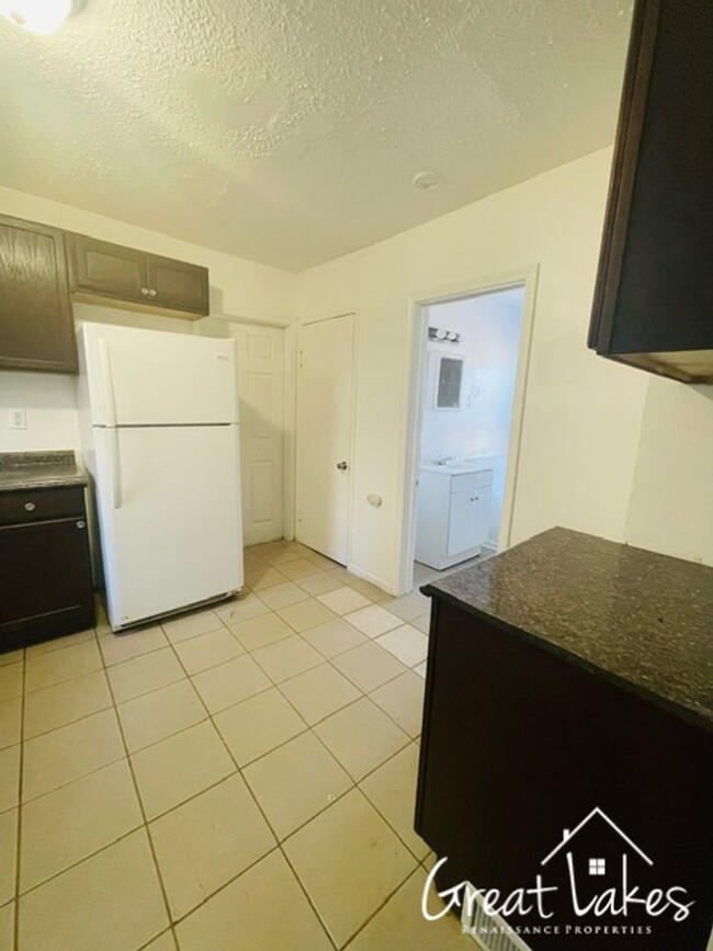 Building Photo - $200 OFF FIRST MONTH'S RENT - Beautiful 3 ...