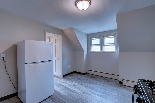 Building Photo - 93 Meadow St