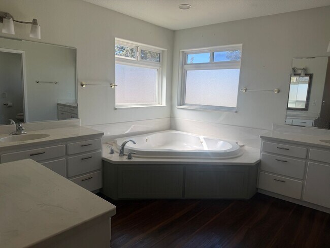 Building Photo - Breathtaking Panoramic Views: Golf Course & Canyon Views Home with Attached Garage in Crooked Riv...