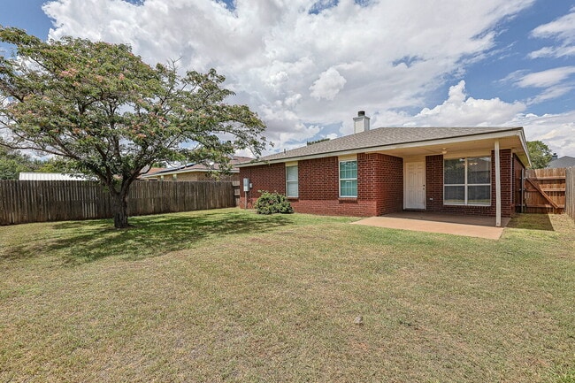 Building Photo - "Spacious 3-Bedroom Haven with 2 Full Baths – 1,592 Sq Ft with Lawn Care Included!"