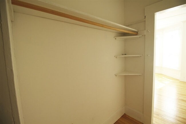 Building Photo - 12 Monroe St