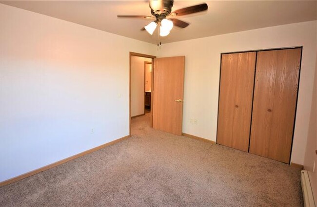 Building Photo - Large 3 Bedroom-White Lake