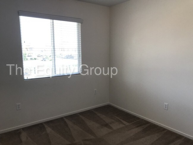 Building Photo - Upstairs unit located in Ashley Square!