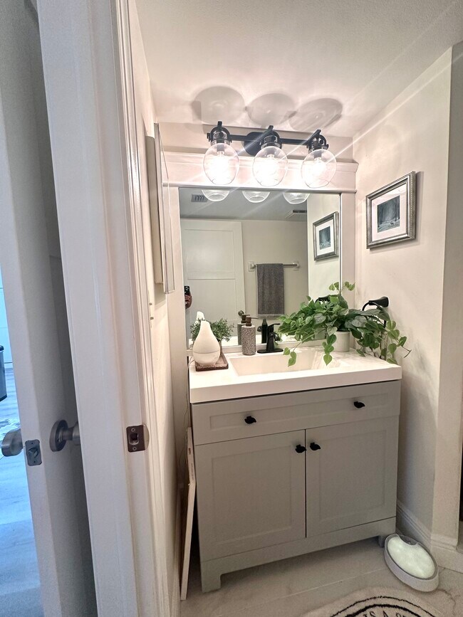 Building Photo - 1083 Forest Lakes Dr