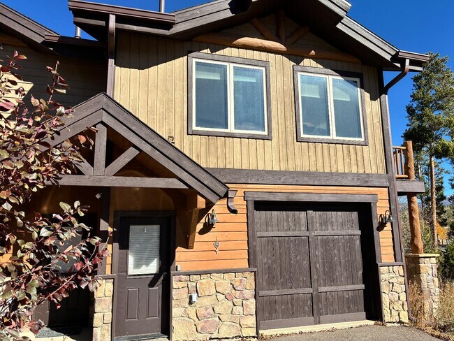Building Photo - 831 Ermine Ln