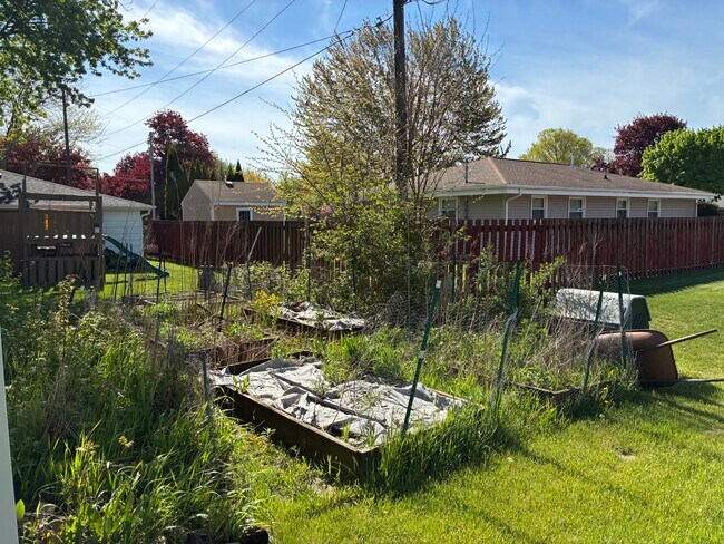 Building Photo - 209 W Cedar St