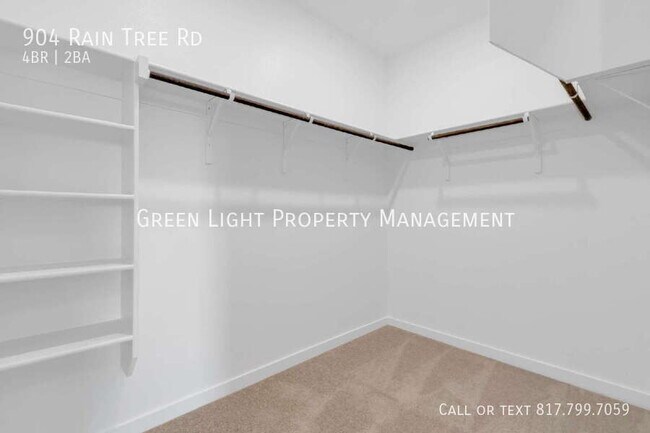 Building Photo - 904 Raintree Rd