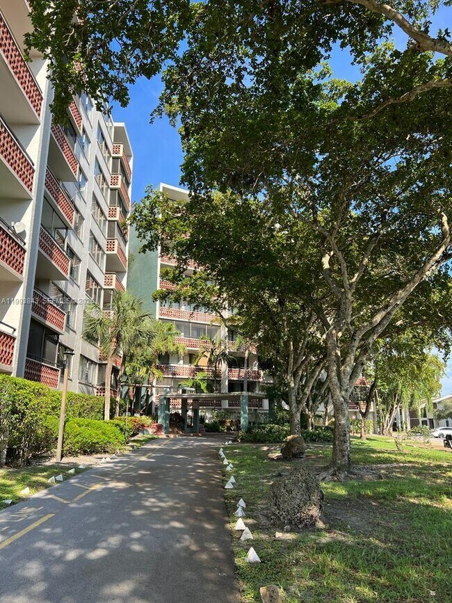 Building Photo - 4222 Inverrary Blvd