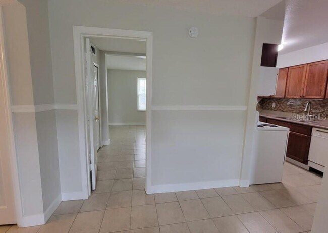 Building Photo - 817 Sky Lake Cir