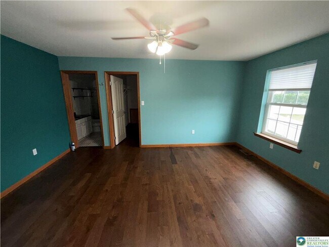 Building Photo - 4 bedroom 2.5 bathroom