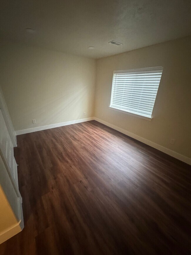 Building Photo - 1109 W Meridian Dr