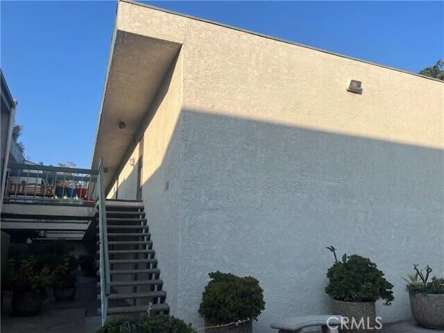 Building Photo - 330 N Chapel Ave