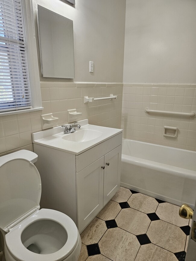 Building Photo - 1222 N Ridge Ave